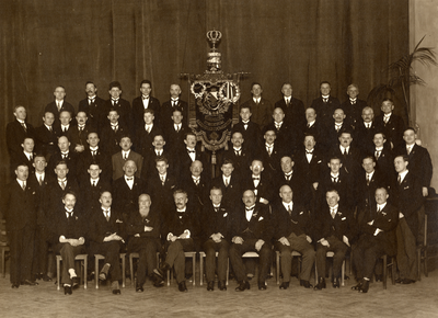 106786 Groepsportret van de leden van de Koninklijke Utrechtse Mannenzang Vereniging, opgericht in 1849. Ten voeten uit ...